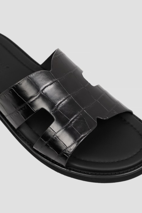 Товар черного цвета с внутренней стороны