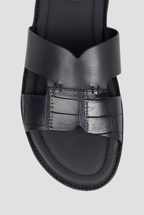 Товар синего цвета с внутренней стороны