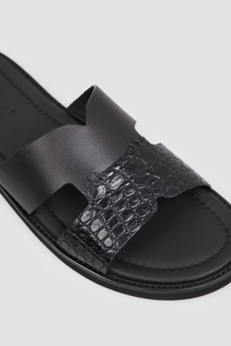 Товар черного цвета с внутренней стороны