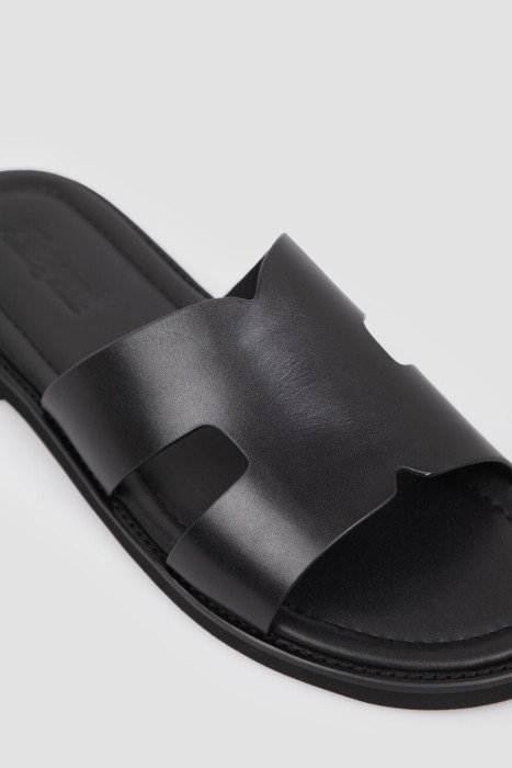 Товар черного цвета с внутренней стороны