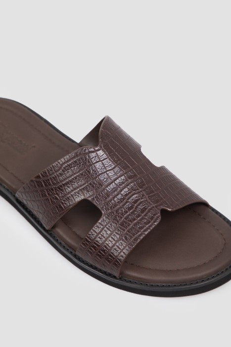 Товар коричневого цвета с внутренней стороны