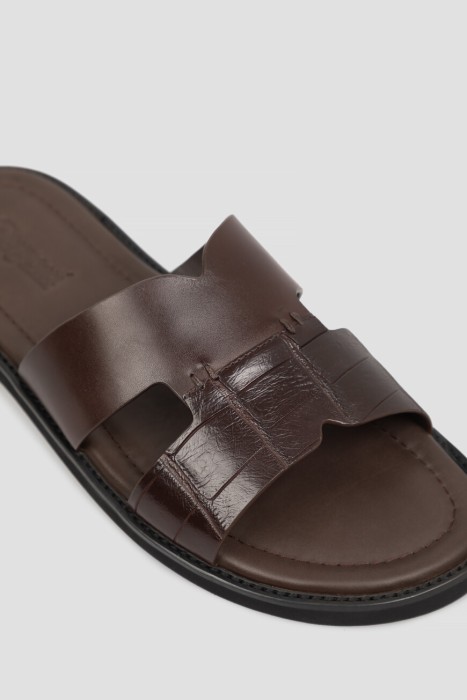 Товар коричневого цвета с внутренней стороны