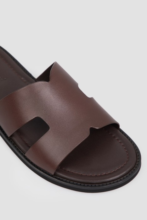 Товар коричневого цвета с внутренней стороны