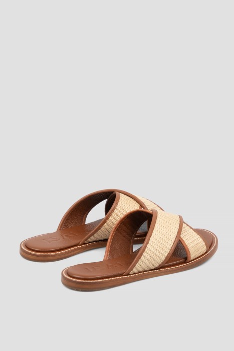 Товар коричневого цвета с внутренней стороны