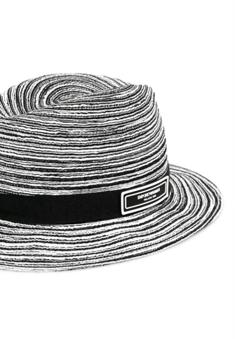 Товар черного цвета с внутренней стороны