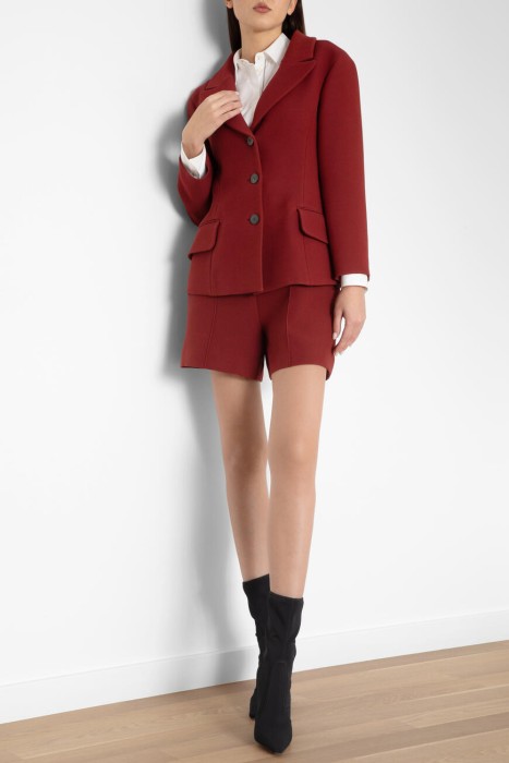 Товар красного цвета с внутренней стороны