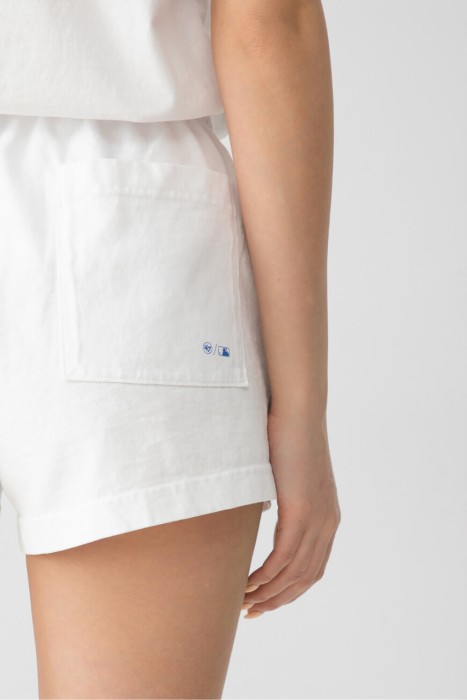 Товар белого цвета с внутренней стороны