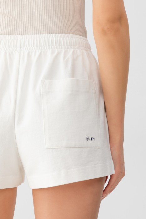 Товар белого цвета с внутренней стороны