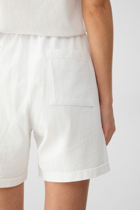 Товар белого цвета с внутренней стороны