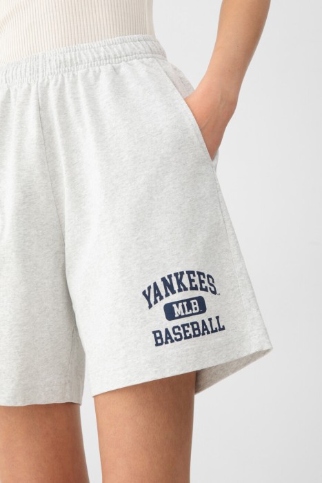 шорты sporty&rich модельyankees ivy из америки вид сбоку