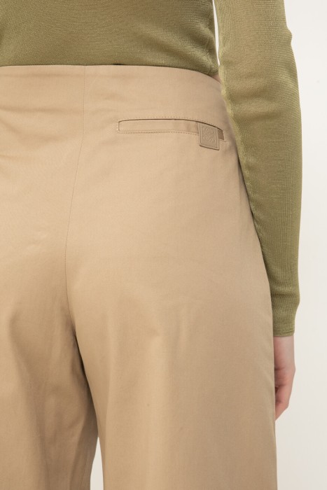 Товар бежевого цвета с внутренней стороны