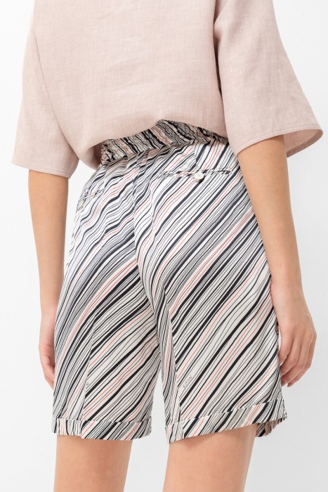 Товар белого цвета с внутренней стороны