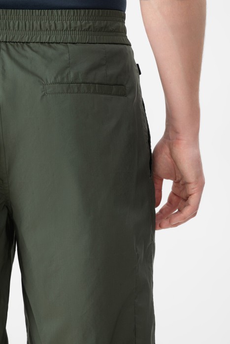 Товар хаки цвета с внутренней стороны