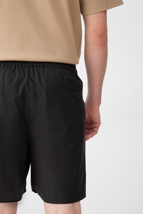 Товар черного цвета с внутренней стороны