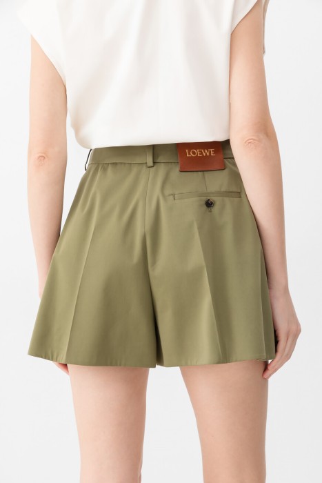 Товар хаки цвета с внутренней стороны