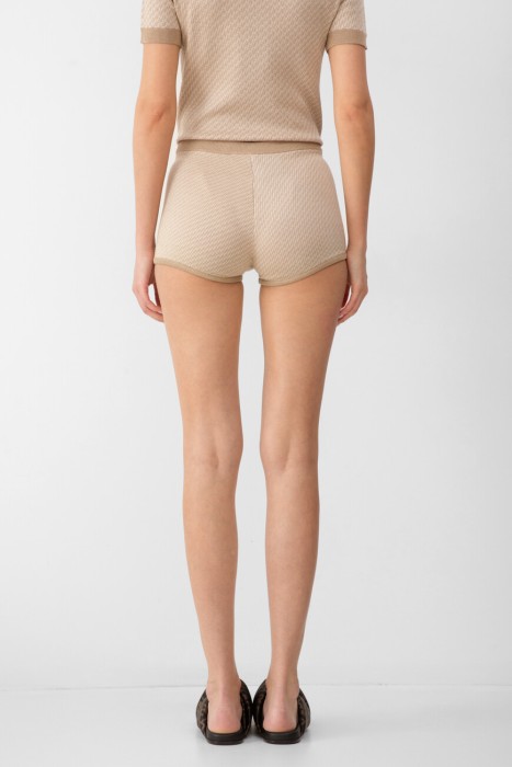 шорты  по цене 71100 руб вид справа