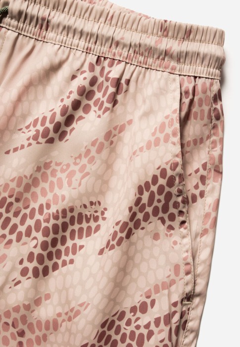 Товар бежевого цвета с внутренней стороны