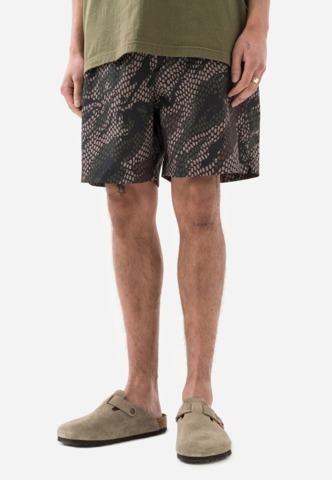 шорты  от бренда maharishi вид слева