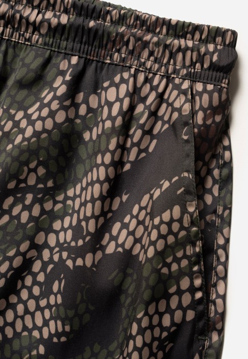 Товар зеленого цвета с внутренней стороны