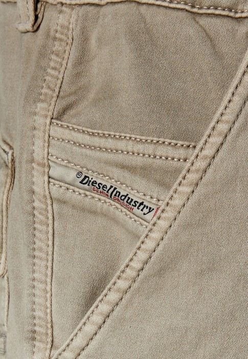 Товар бежевого цвета с внутренней стороны