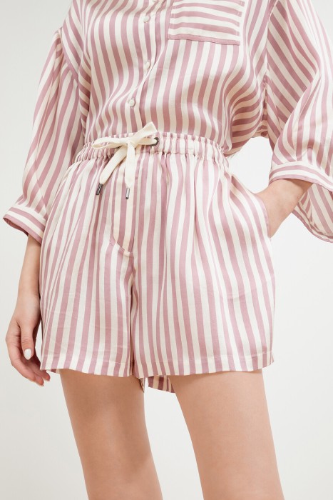 шорты  из италии вид сбоку