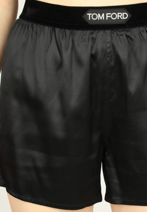 Товар черного цвета с внутренней стороны