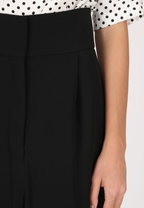 Товар черного цвета с внутренней стороны