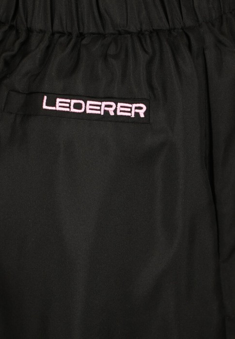 Товар черного цвета с внутренней стороны