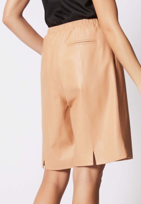 Товар бежевого цвета с внутренней стороны