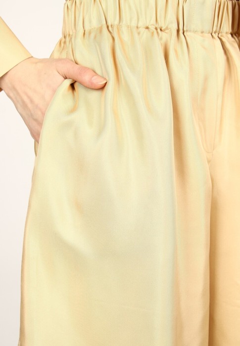 Товар оранжевого цвета с внутренней стороны