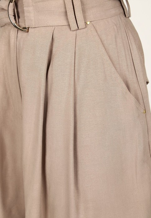 Товар коричневого цвета с внутренней стороны