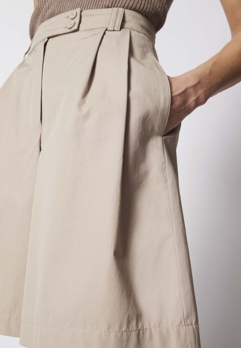 Товар коричневого цвета с внутренней стороны