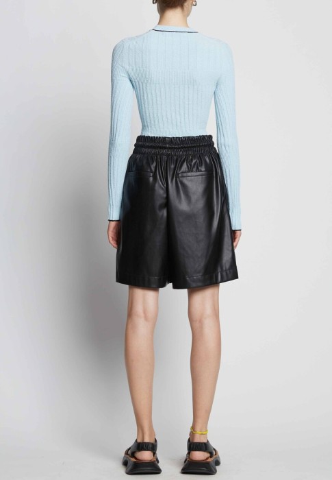 Товар черного цвета с внутренней стороны