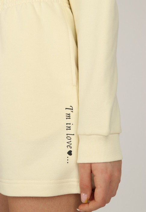 Товар бежевого цвета с внутренней стороны