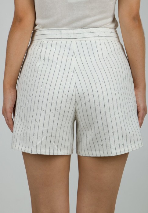 Товар белого цвета с внутренней стороны