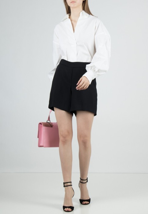 Товар черного цвета с внутренней стороны