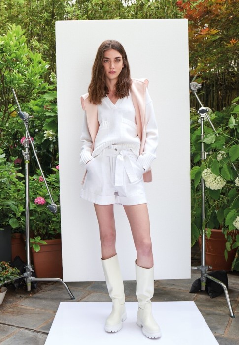 Товар белого цвета с внутренней стороны