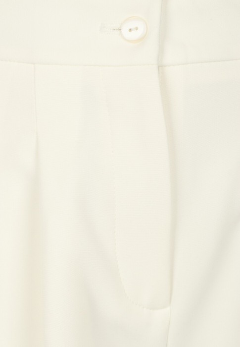 Товар белого цвета с внутренней стороны