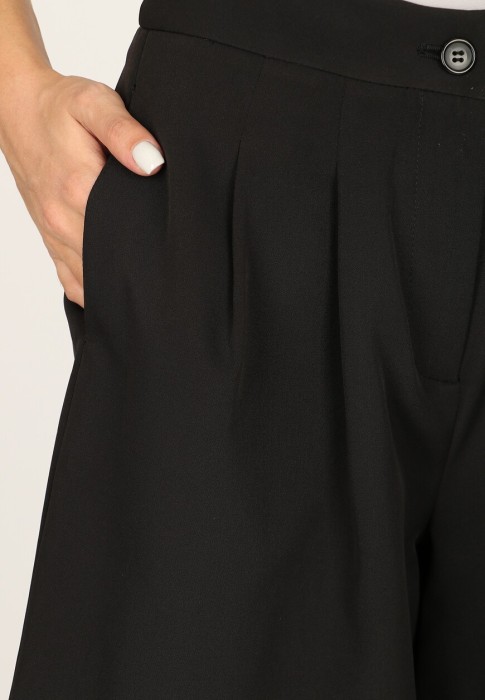 Товар черного цвета с внутренней стороны