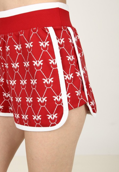 Товар красного цвета с внутренней стороны