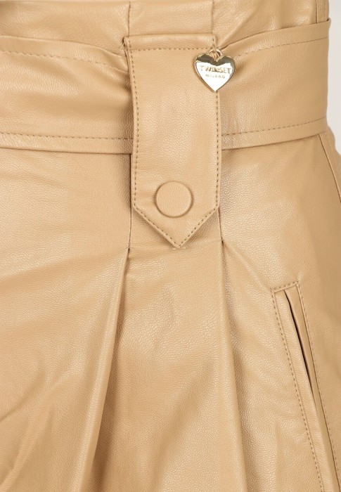 Товар бежевого цвета с внутренней стороны