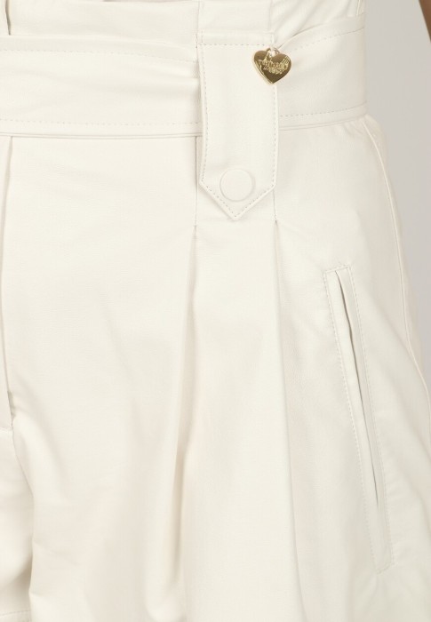 Товар белого цвета с внутренней стороны