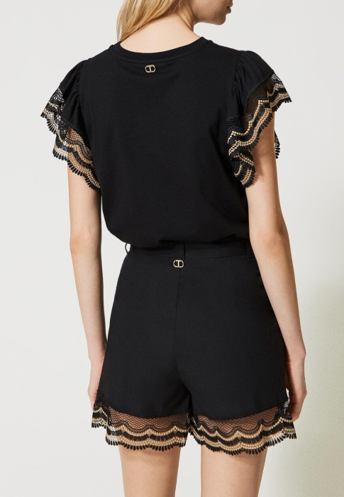 Товар черного цвета с внутренней стороны