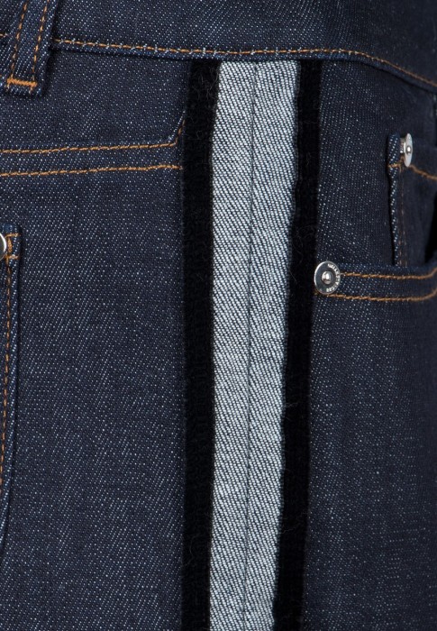 Товар синего цвета с внутренней стороны