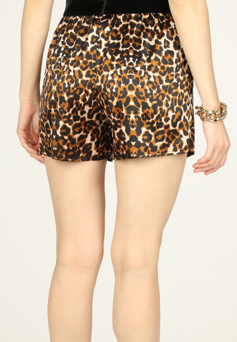 Товар коричневого цвета с внутренней стороны