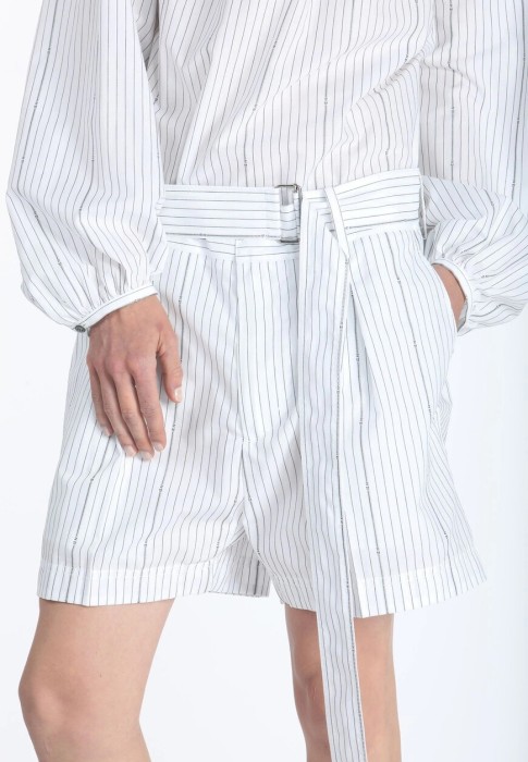 Товар белого цвета с внутренней стороны