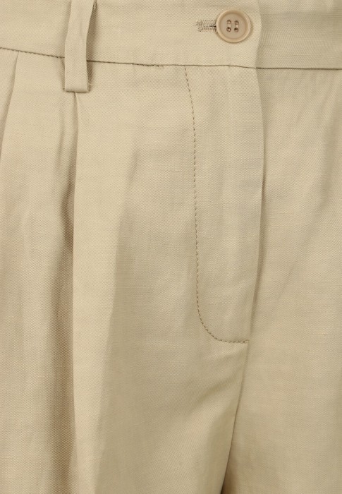 Товар бежевого цвета с внутренней стороны