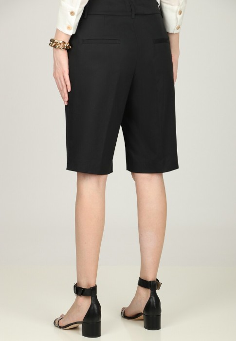 Товар черного цвета с внутренней стороны