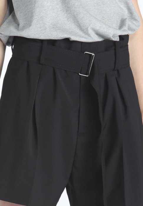 Товар черного цвета с внутренней стороны