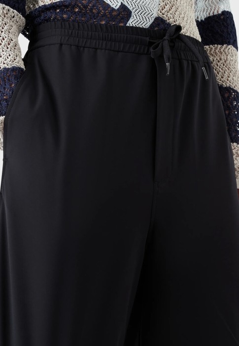 Товар черного цвета с внутренней стороны